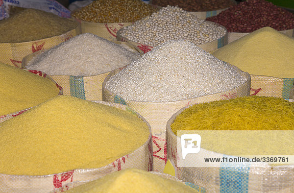 Pasta  Getreide und Reis in Säcken auf der Souk in Taroudant  Marokko