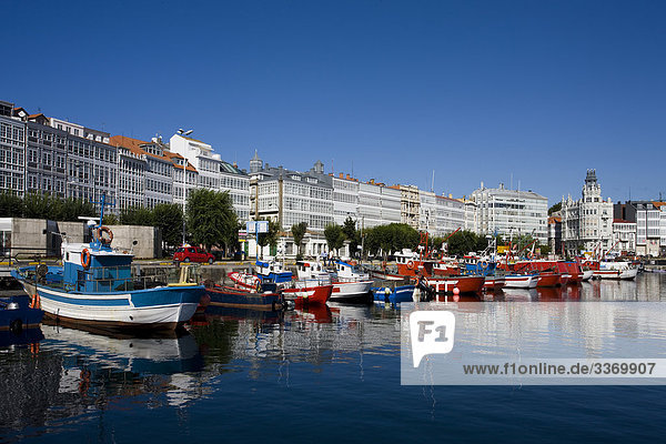 Hafen Wohnhaus Gebäude Reise Urlaub Boot Jachthafen Galicien La Coruna Spanien