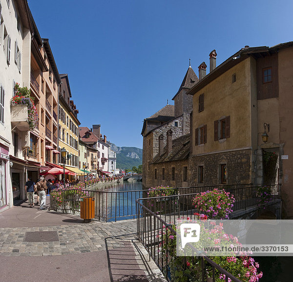 Quai de l ' Isle  Vieil Annecy  Haute-Savoie  Frankreich  Stadt  Dorf  Wasser  Blumen  Sommer  Menschen  Cafe  Bürgersteig Café  Frankreich
