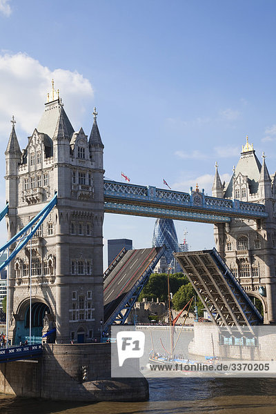 10872913  UK  United Kingdom  Great Britain  Britain  England  London  Tower Bridge  Thames River  River Thames  Landmark  Bridge  Bridges  Tourists  Tourism  Travel  Holiday  Vacation