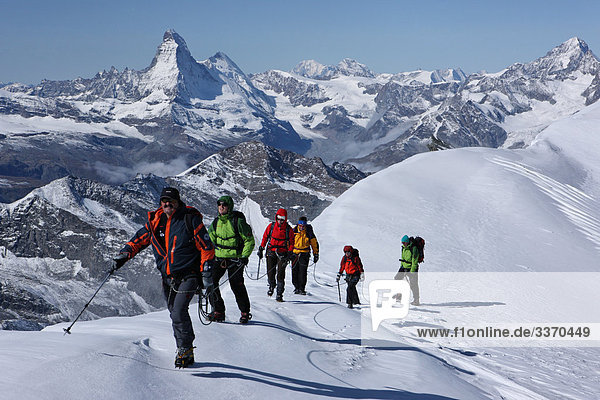 Bergsteigen Freizeit Berg 5 gehen Abenteuer Seil Tau Strick Mensch Eis Matterhorn Klettern Moräne Anstieg Saas Fee schweizerisch Schweiz Wintersport Kanton Wallis