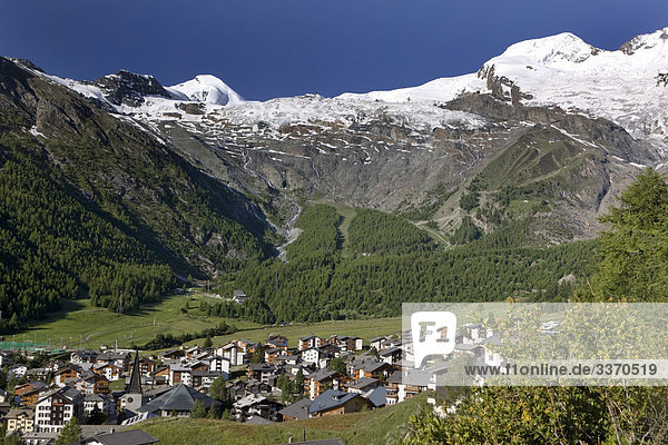 Landschaftlich schön landschaftlich reizvoll Berg Wohnhaus Gebäude Natur Platz Saas Fee Schnee schweizerisch Schweiz Kanton Wallis
