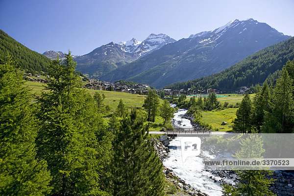 Landschaftlich schön landschaftlich reizvoll Berg Baum Wald Brücke Natur fließen Fluss Holz Saas Fee schweizerisch Schweiz Kanton Wallis