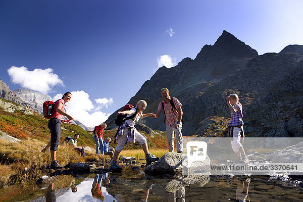 Landschaftlich schön landschaftlich reizvoll Berg Wolke gehen Weg Mensch See Natur wandern Kanton Graubünden Wanderweg Bergsee schweizerisch Schweiz