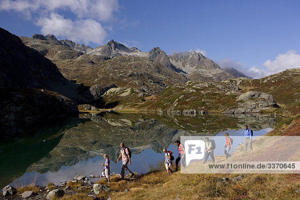 Landschaftlich schön landschaftlich reizvoll Berg Wolke gehen Weg Mensch See Natur wandern Kanton Graubünden Wanderweg Bergsee schweizerisch Schweiz