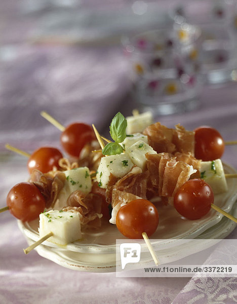 Roher Schinken  Käse und Cherry Tomaten-Spieße