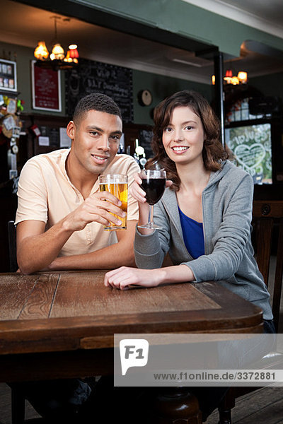 Junges Paar in der Bar
