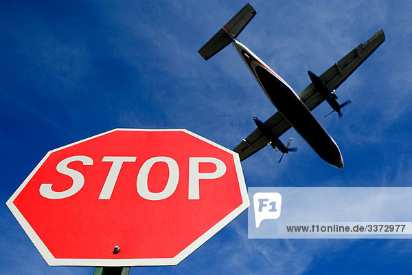 Flugzeug und Stoppschild