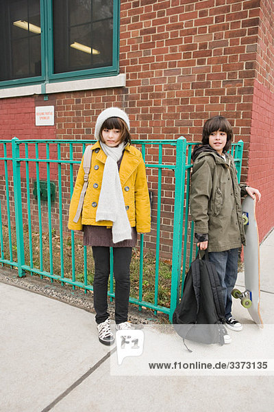 Mädchen und Junge außerhalb der Schule