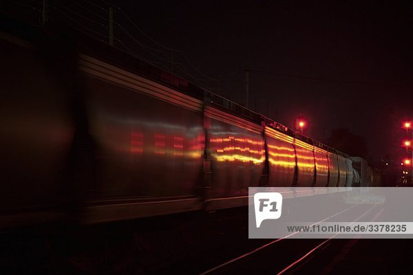 Nacht Foto eines Güterzugs übergeben red Signale