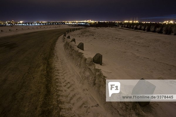 Schneebedeckte Straße außerhalb Regina  Saskatchewan  nur vor der Morgendämmerung.