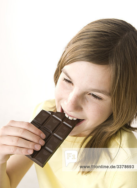 Mädchen isst Schokolade  Close-up