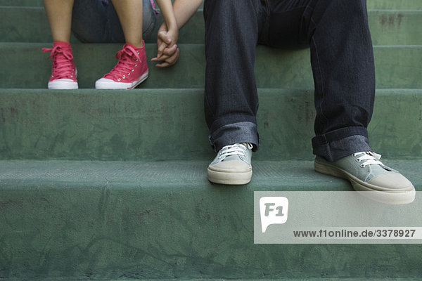 Teenager-Paar auf einer Treppe sitzend  niedriger Abschnitt