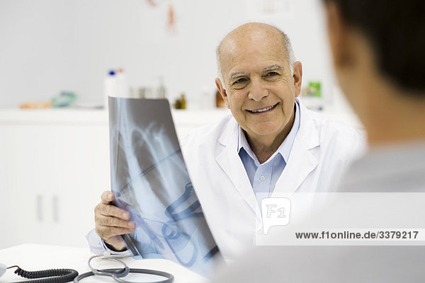 Arzt bei der Untersuchung des Röntgenbildes des Patienten