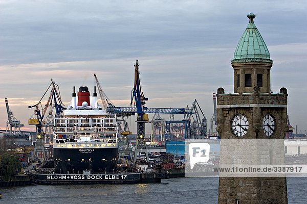 Kreuzfahrtschiff Queen Mary 2 im Hamburger Hafen  Hamburg  Deutschland  Erhöhte Ansicht