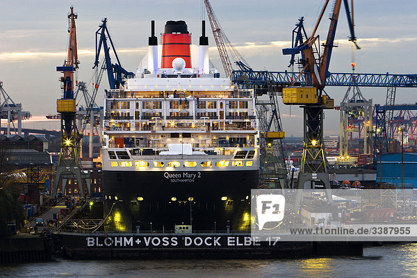 Kreuzfahrtschiff Queen Mary 2 im Hamburger Hafen  Deutschland