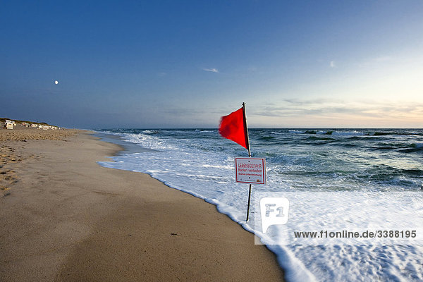 Rote Fahne und Warnschild an der Nordseeküste  Rantum  Sylt  Deutschland