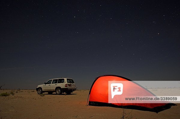 Geländewagen und Zelt in einer Wüste