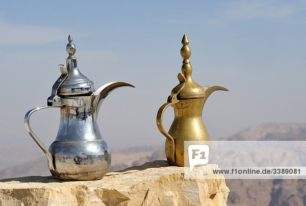 Zwei Kaffeekannen  Jordanien  Asien
