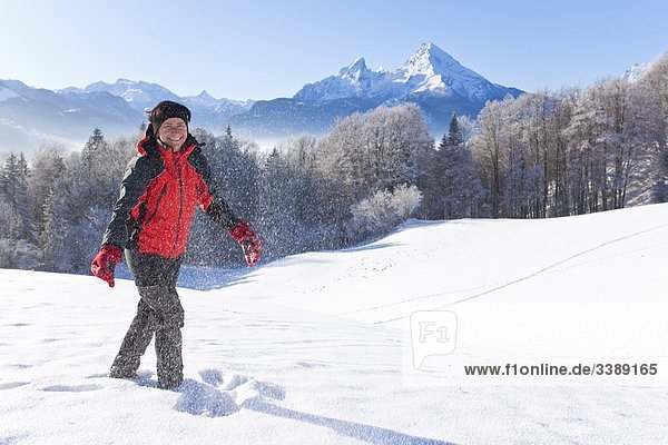 Frau wandert in den Berchtesgadener Alpen, Berchtesgadener Land, Deutschland