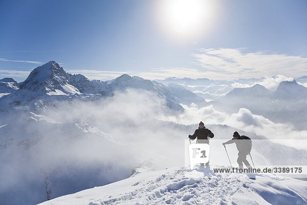 Zwei Skibergsteiger auf einem Berggipfel Salzburger Land Österreich Erhöhte Ansicht