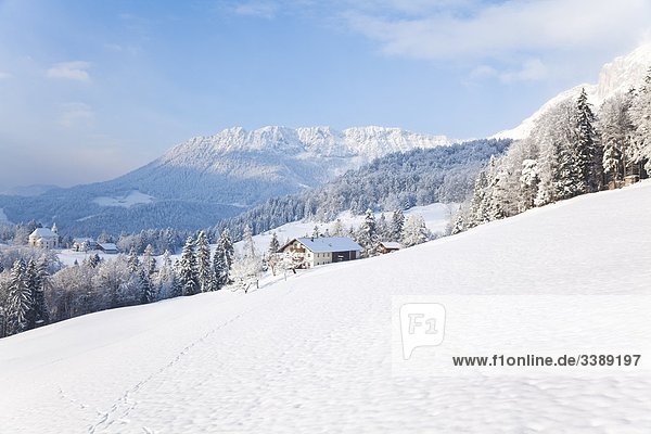 Haus in den Berchtesgadener Alpen Marktschellenberg Deutschland Erhöhte Ansicht