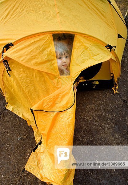 Ein Kind in einem gelben Zelt  Schweden.