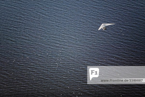Ultralight Trike fliegen über ein Meer  Schweden.