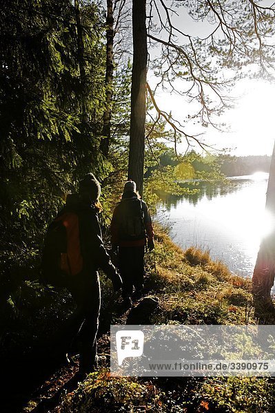 Menschen zu Fuß in einer Gesamtstruktur an einem See  Schweden.