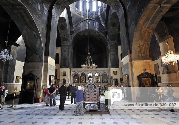 Menschen in der Sioni Kathedrale  Tiflis  Georgien