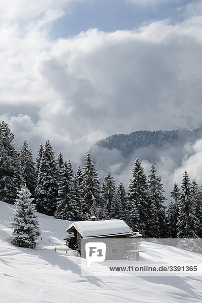 Hütte auf einem schneebedeckten Hang  Erhöhte Ansicht