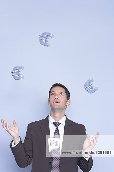 Geschäftsmann jongliert mit Euro