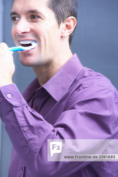 Mann putzt seine Zähne  Kopf abgeschnitten