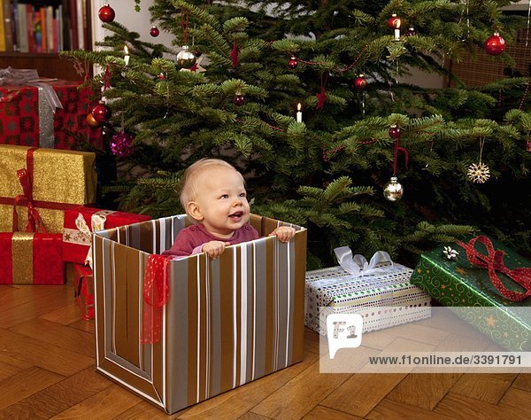 Baby spielt im Weihnachtsgeschenk