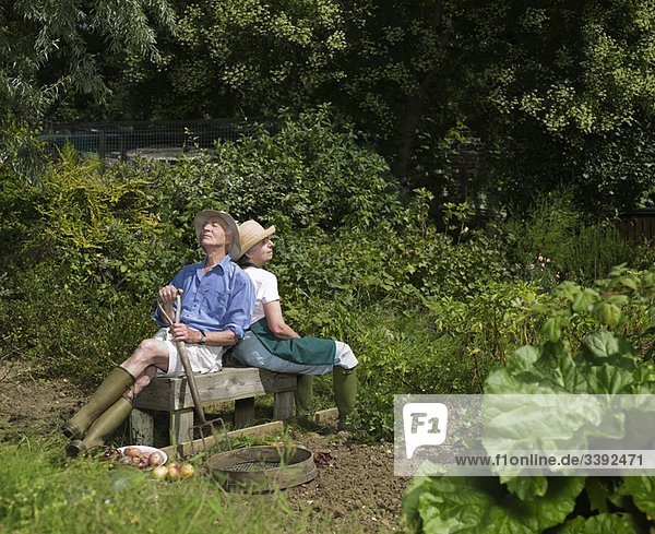 Ein Paar macht eine Pause von der Gartenarbeit.