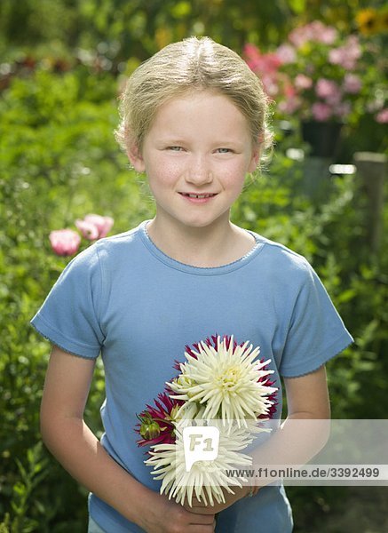 Ein junges Mädchen mit ein paar Blumen