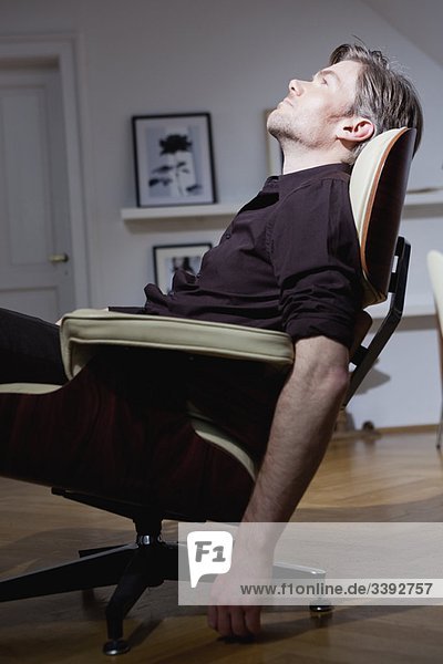 Mann entspannt sich im Stuhl