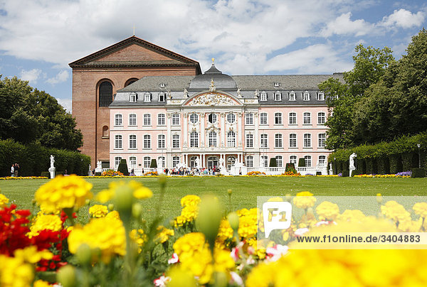 Schlossgarten und Kurfürstliches Palais in Trier  Deutschland
