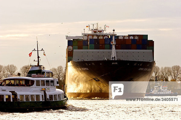 Schlepper ziehen Containerschiff  Hamburg  Deutschland