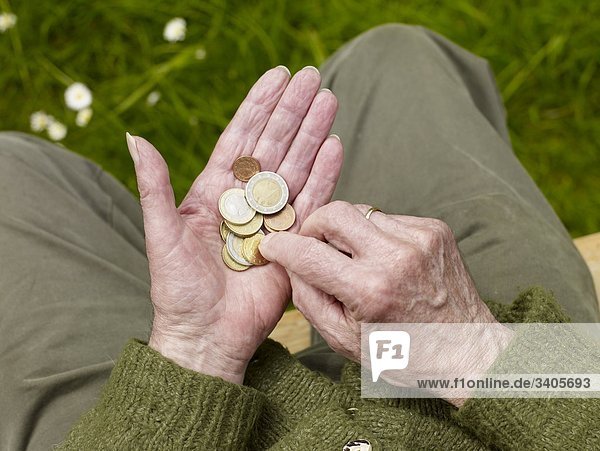 Senior zählt Geld in der Hand  close-up