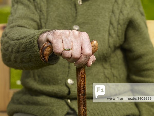 Senior hält Hand an Stock  close-up