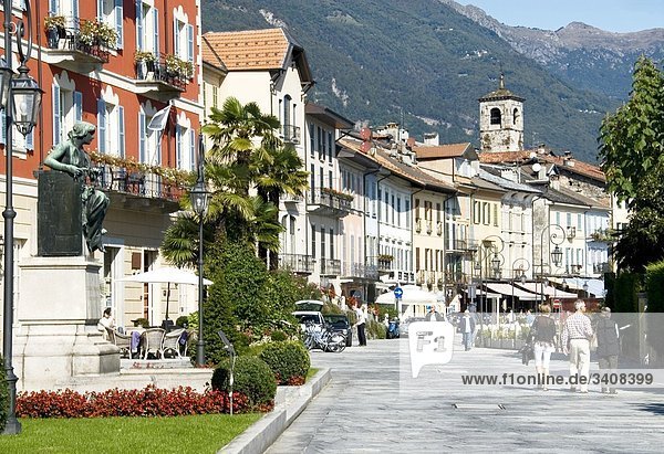 Fußgänger auf einer Straße in Cannobio  Piemont  Italien