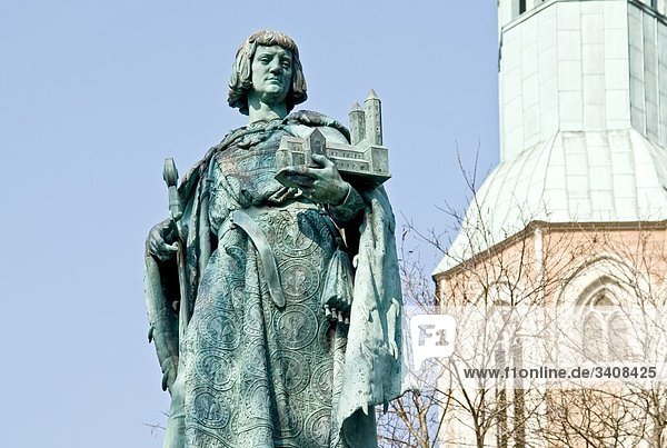 Statue von Heinrich dem Löwen  Braunschweig  Deutschland  Flachwinkelansicht