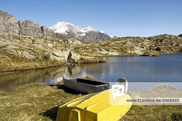 Zwei Boote am Seeufer  Kanton Graubünden  Schweiz