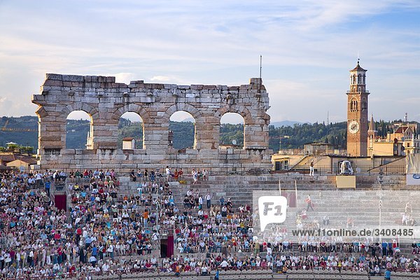 Publikum im Amphitheater  Verona  Italien  Erhöhte Ansicht