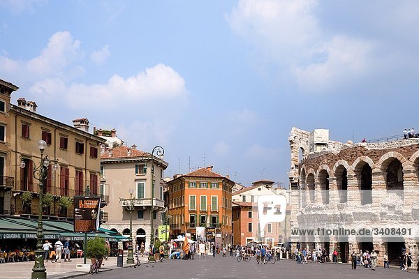 Fußgänger auf einem Platz (Piazza Bra) am Amphitheater  Verona  Italien