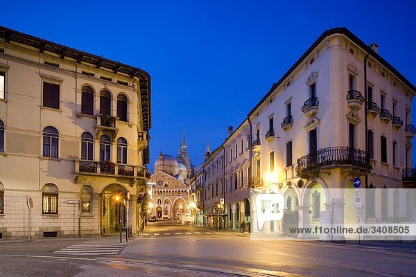 Straße in Padua  Basilika des heiligen Antonius im Hintergrund  Italien