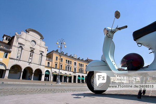Roller auf einem Platz in Belluno Venetien Italien Flachwinkelansicht