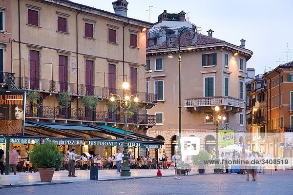 Belebtes Restaurant am Piazza Bra  Verona  Italien