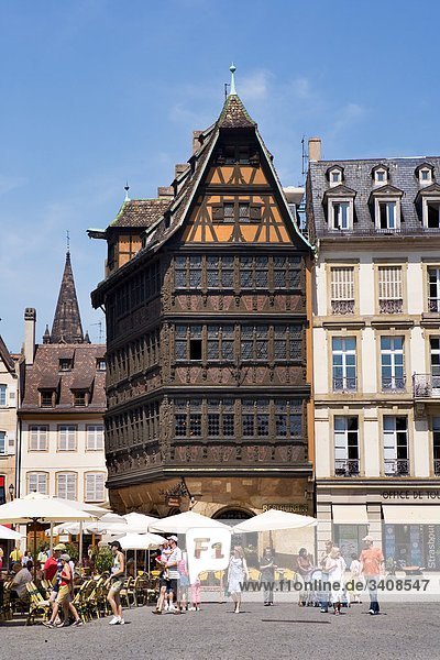 Straßencafe und Maison Kammerzell auf dem Münsterplatz  Straßburg  Frankreich